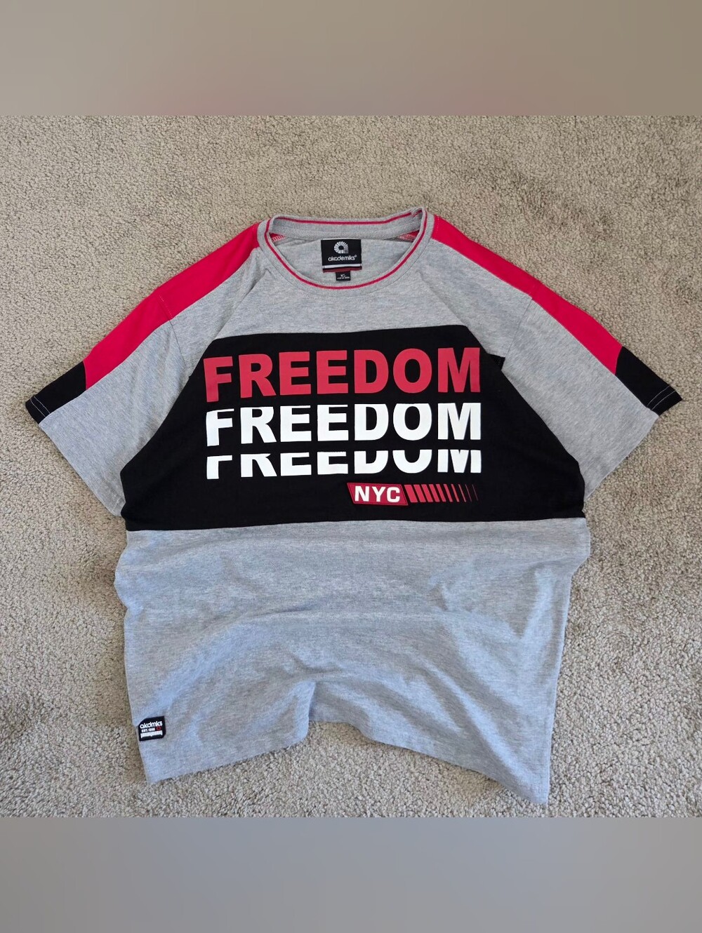Vintage Y2K Akademiks Grey, Black & Red 'Freedom' Graphic Tee Size XL